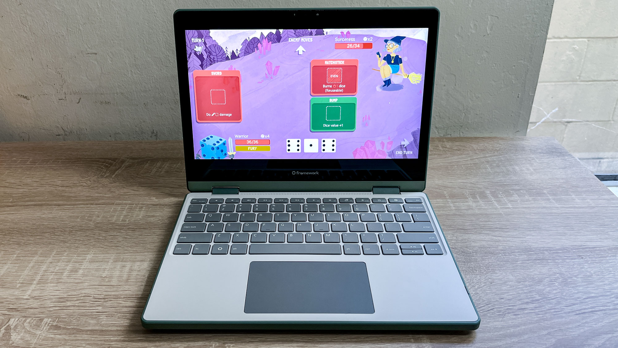 وحدة مراجعة Framework Laptop 12 على مكتب