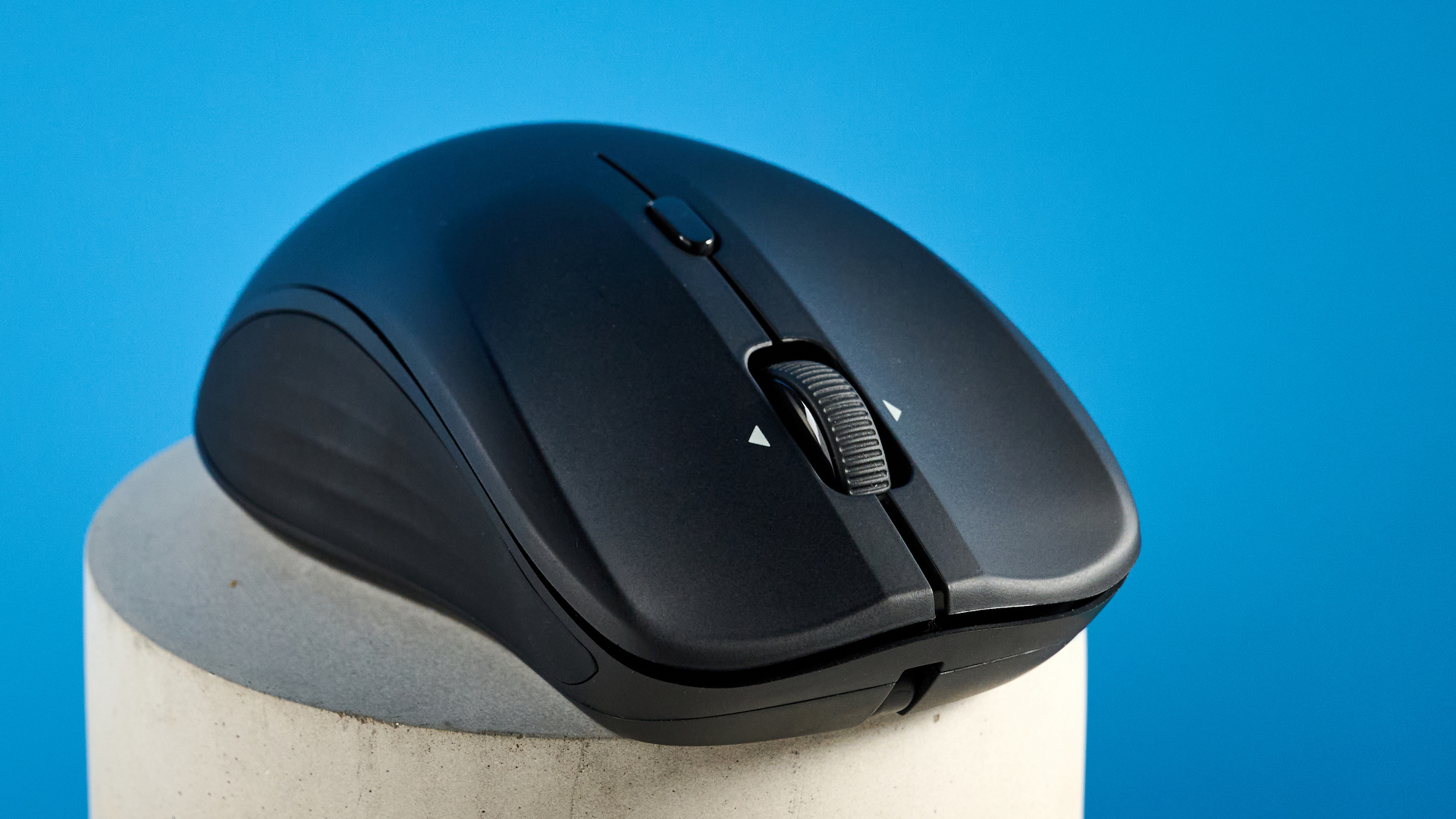 The ESR MagMouse photographed in front of a blue background.