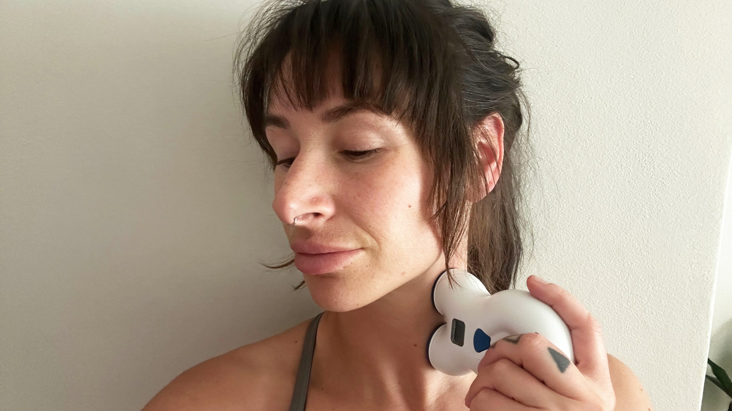 المختبرة سام تحمل جهاز VNS على رقبتها أثناء الاختبار