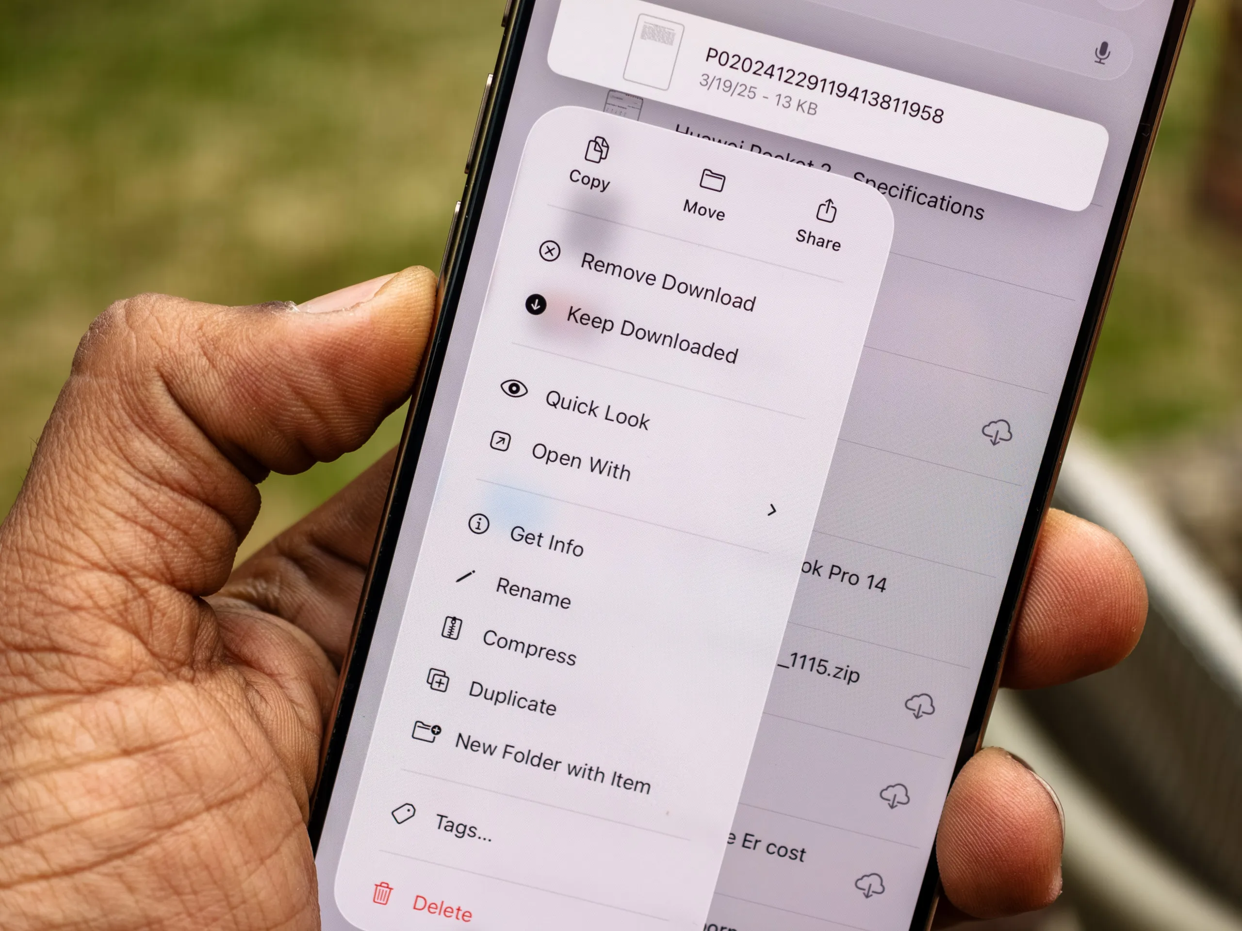 قائمة الخيارات في تطبيق الملفات في iOS 26 developer beta 1 قيد التشغيل على iPhone 16 Pro