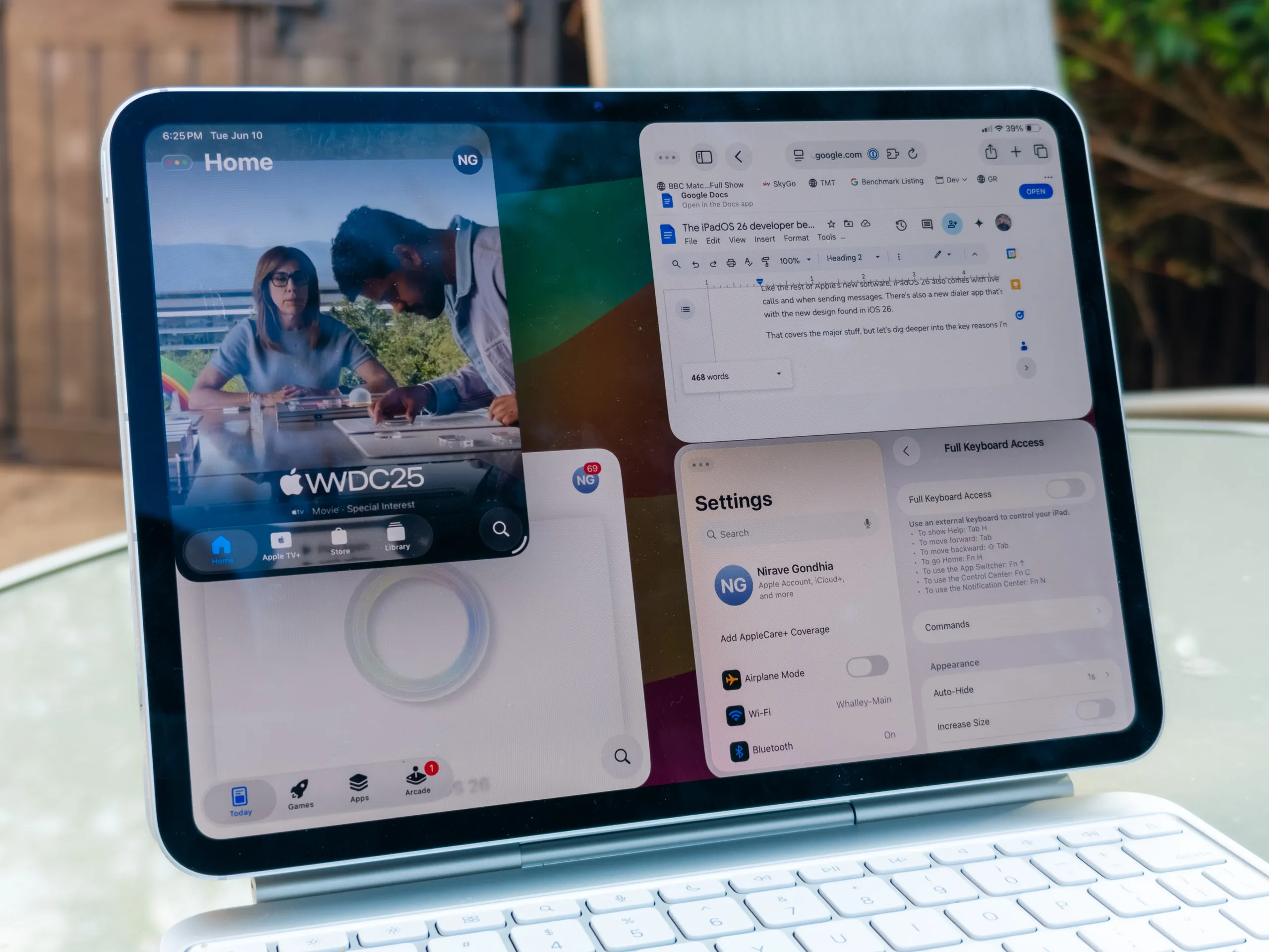 4 windows open on the iPad Pro 11 on iPadOS 26 developer beta 1