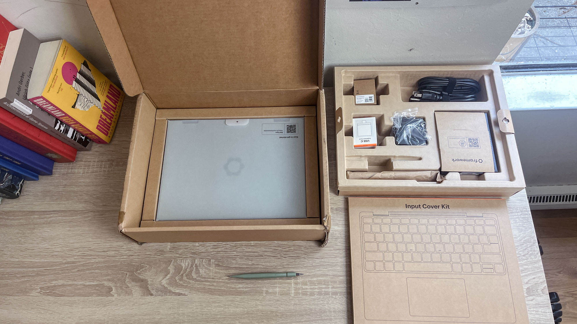 وحدة مراجعة Framework Laptop 12 على مكتب