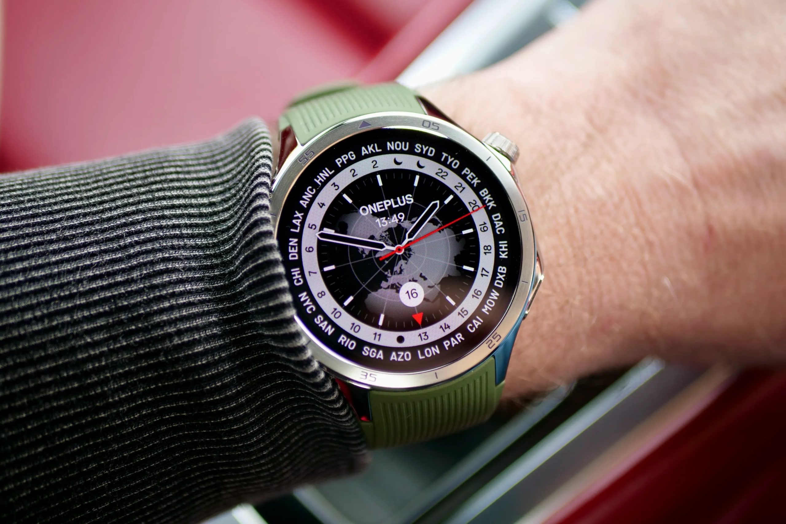 شخص يرتدي ساعة OnePlus Watch 3.