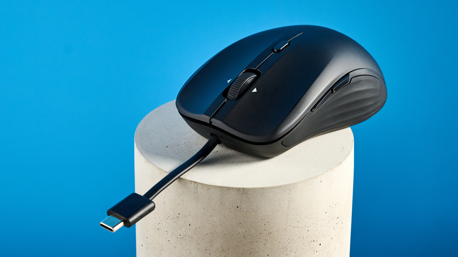 The ESR MagMouse photographed in front of a blue background.