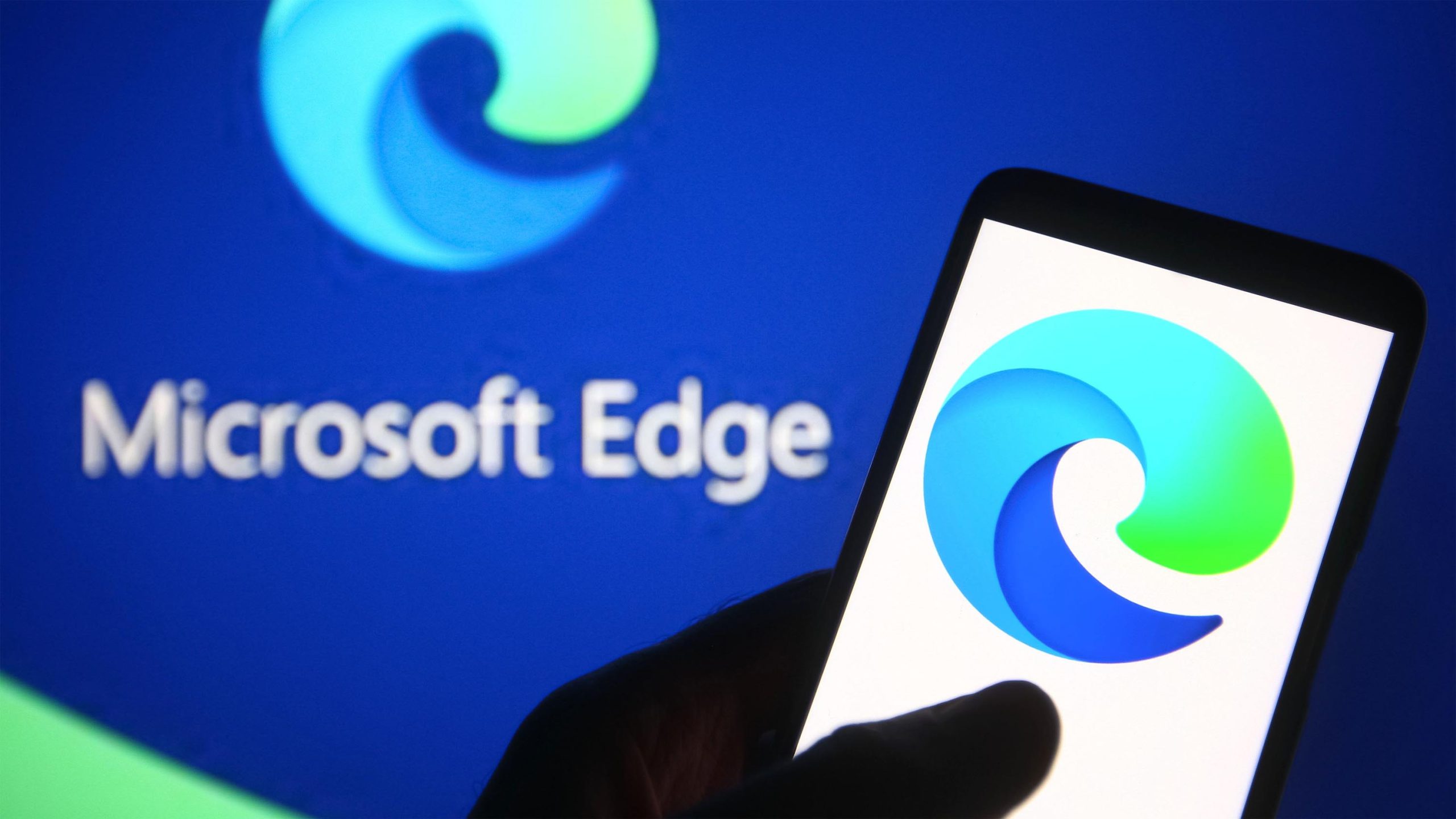 شعار Microsoft Edge على شاشة هاتف ذكي وشاشة جهاز كمبيوتر