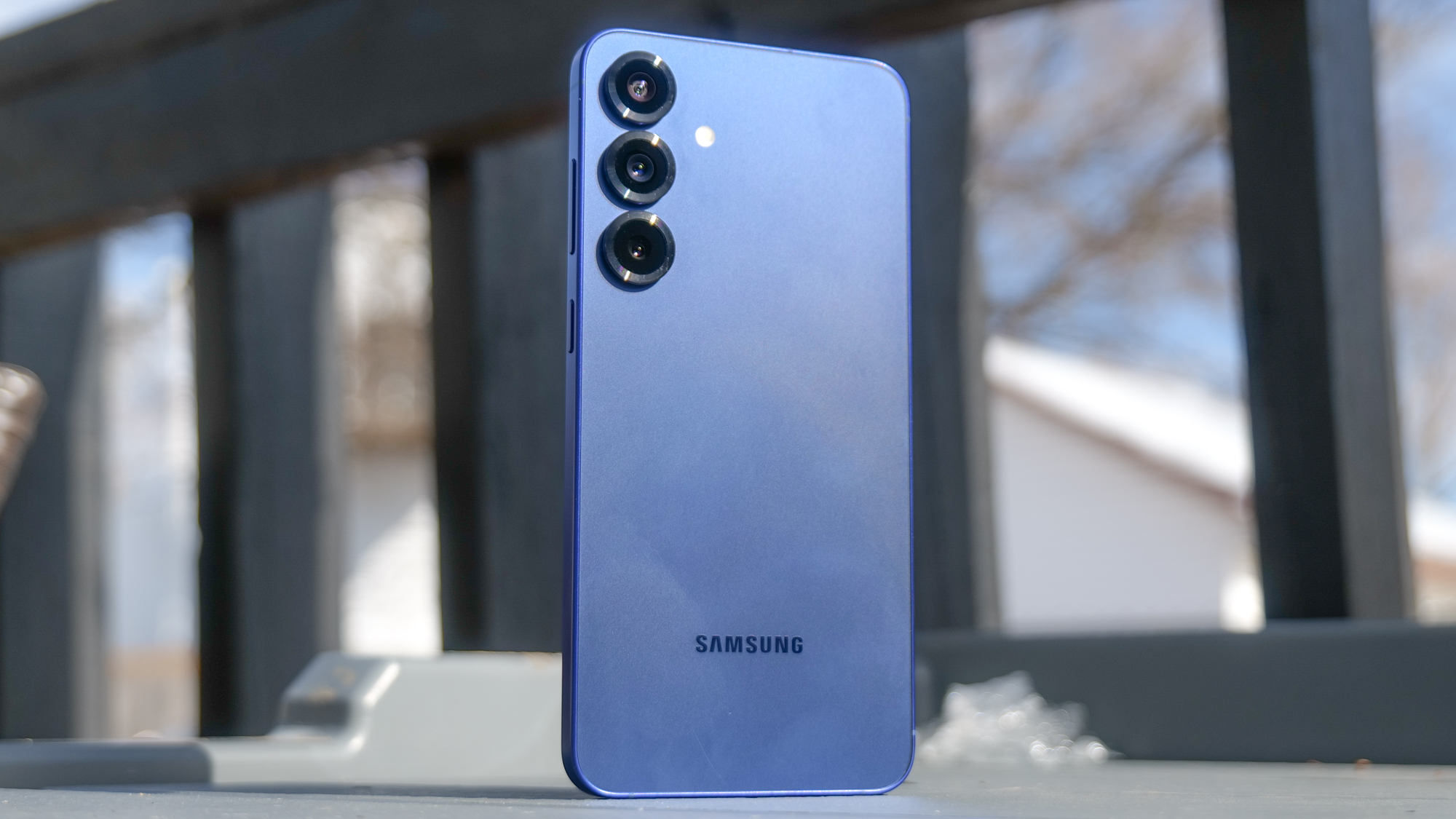 هاتف Galaxy S25 Plus في اليد.