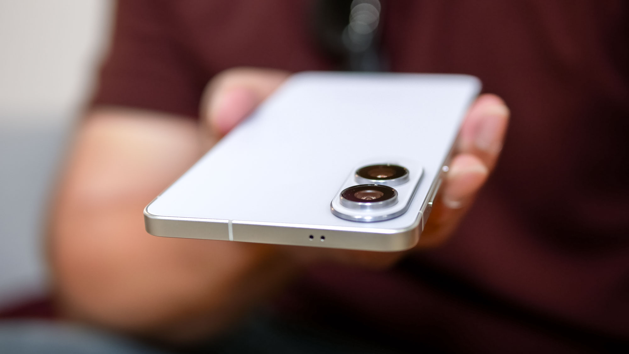 الحافة العلوية لهاتف Samsung Galaxy S25 Edge