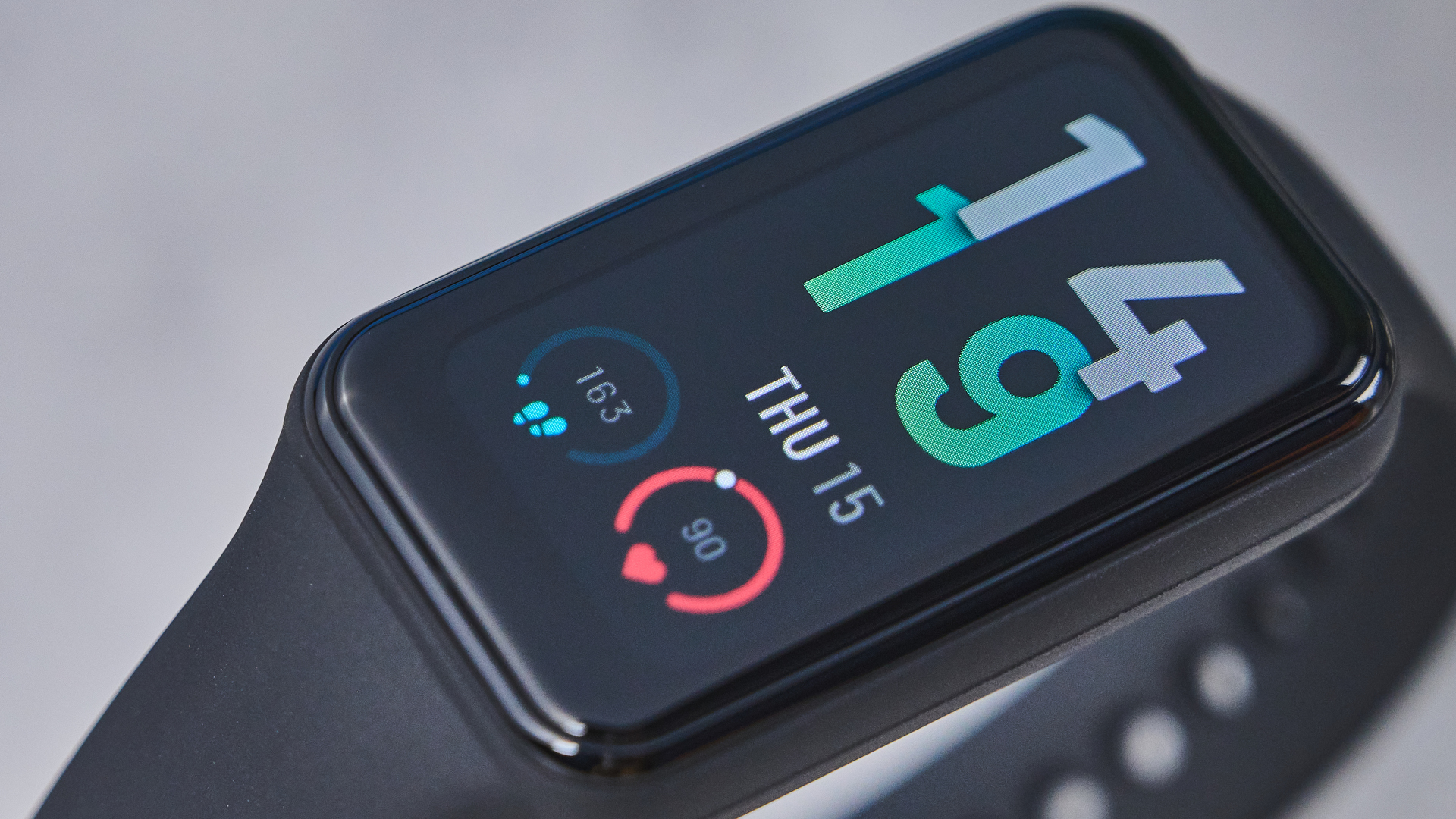 جهاز صغير لتتبع اللياقة البدنية بشاشة لمس ناعمة وحزام TPU وشاشة مشرقة ونابضة بالحياة تعرض أنواع الأنشطة وجهاز مراقبة معدل ضربات القلب على الجانب السفلي