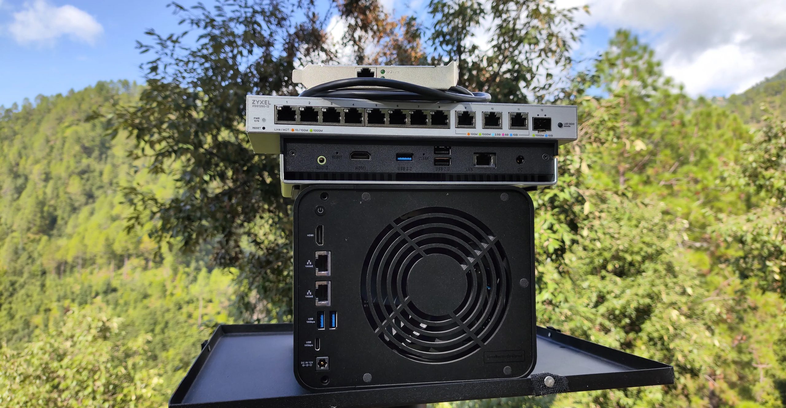 بعض وحدات التخزين المتصلة بمحول 10GbE