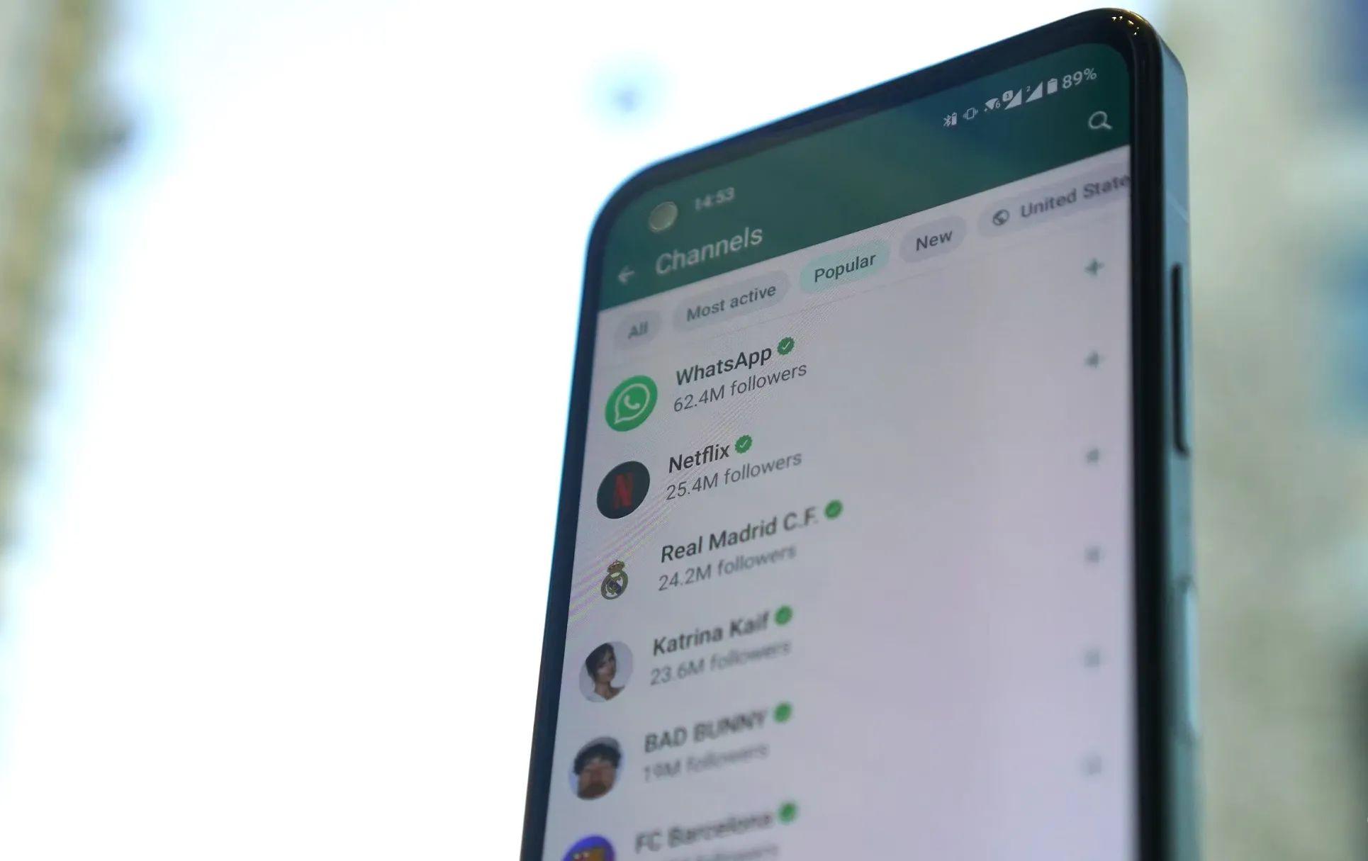 صورة عمودية لهاتف يعرض واجهة مستخدم WhatsApp.