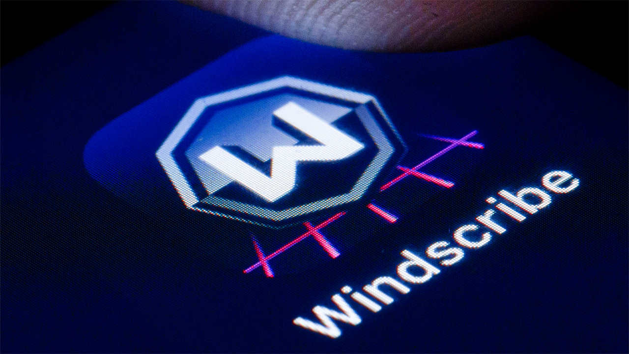 شعار تطبيق Windscribe معروض على الشاشة