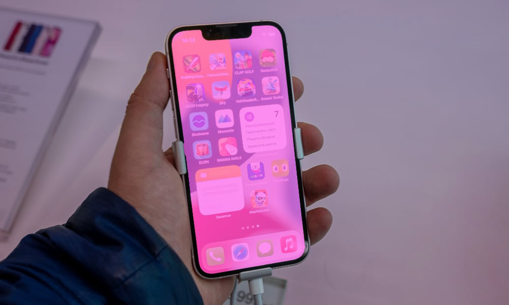 شاشة iPhone 13 بظل وردي شاشة iPhone 13 بظل وردي