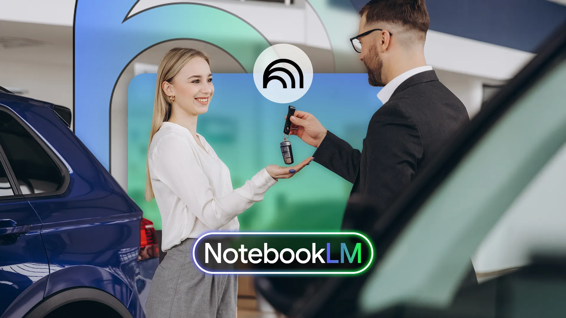 امرأة تستلم مفاتيح سيارة من رجل في وكالة بيع سيارات، مع شعار وأيقونة NotebookLM في الأعلى.