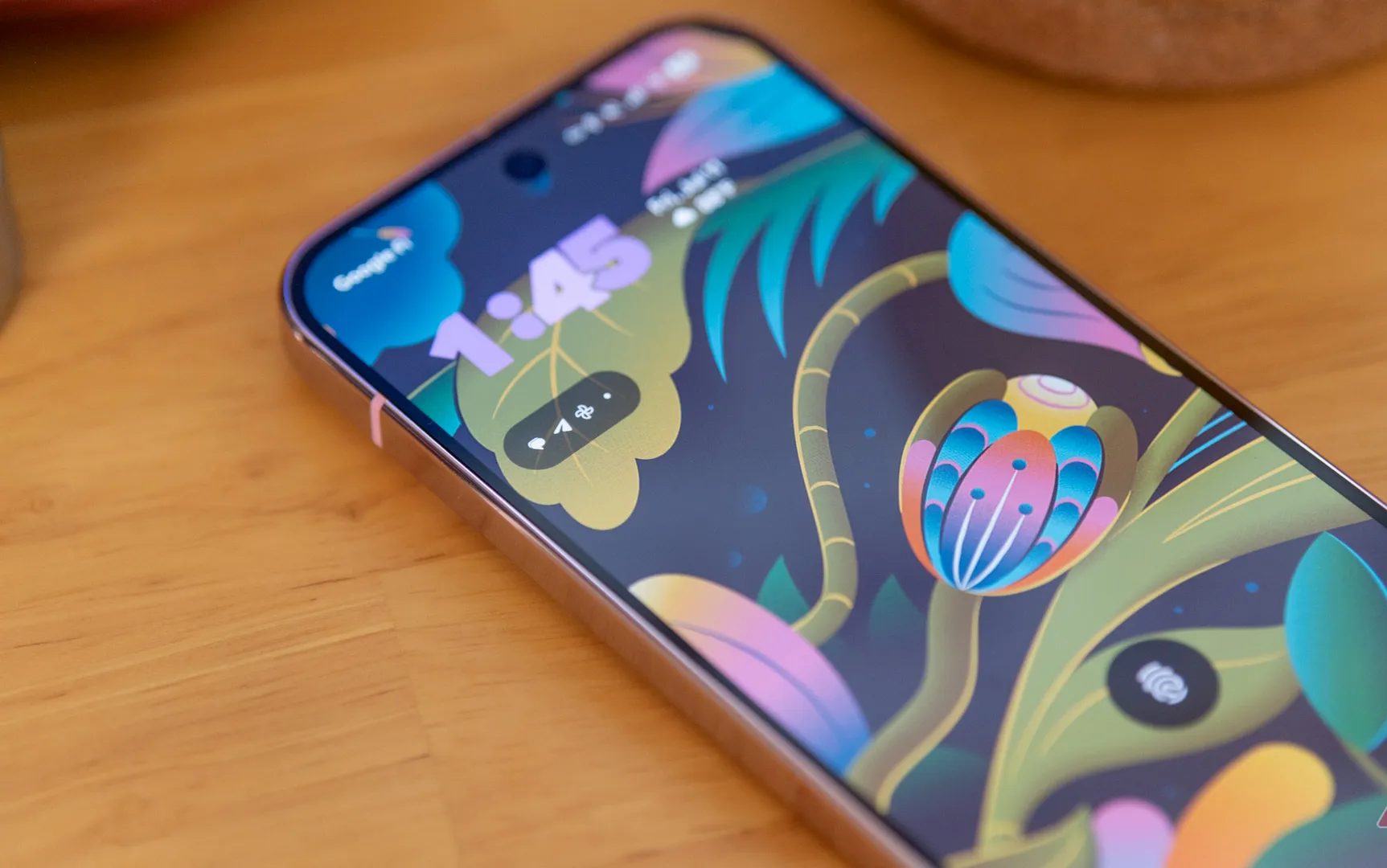 صورة لهاتف Pixel 9 Pro يعرض الإشعارات على شاشة القفل