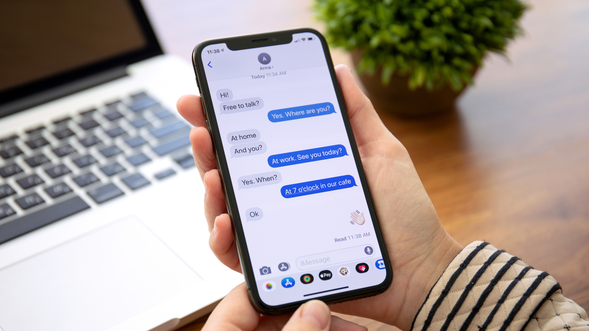 صورة تعرض iPhone مع تطبيق iMessage مفتوح