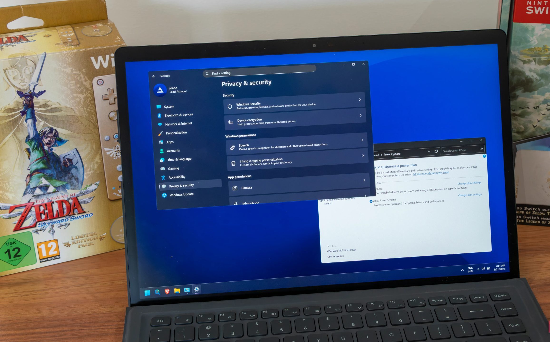 جهاز لوحي يعمل بنظام Atlas OS يعرض إعدادات الخصوصية والطاقة على الشاشة