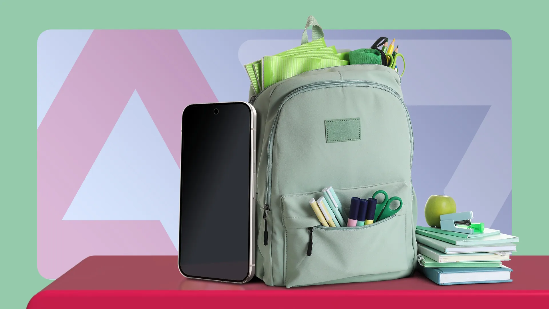 هاتف ذكي بجانب حقيبة ظهر وكتب