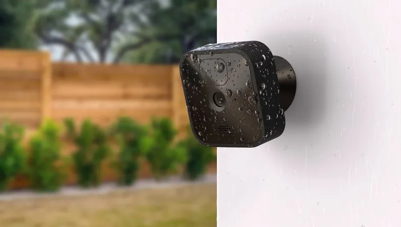 كاميرا Blink خارجية ذكية للمنزل مثبتة على جانب منزل