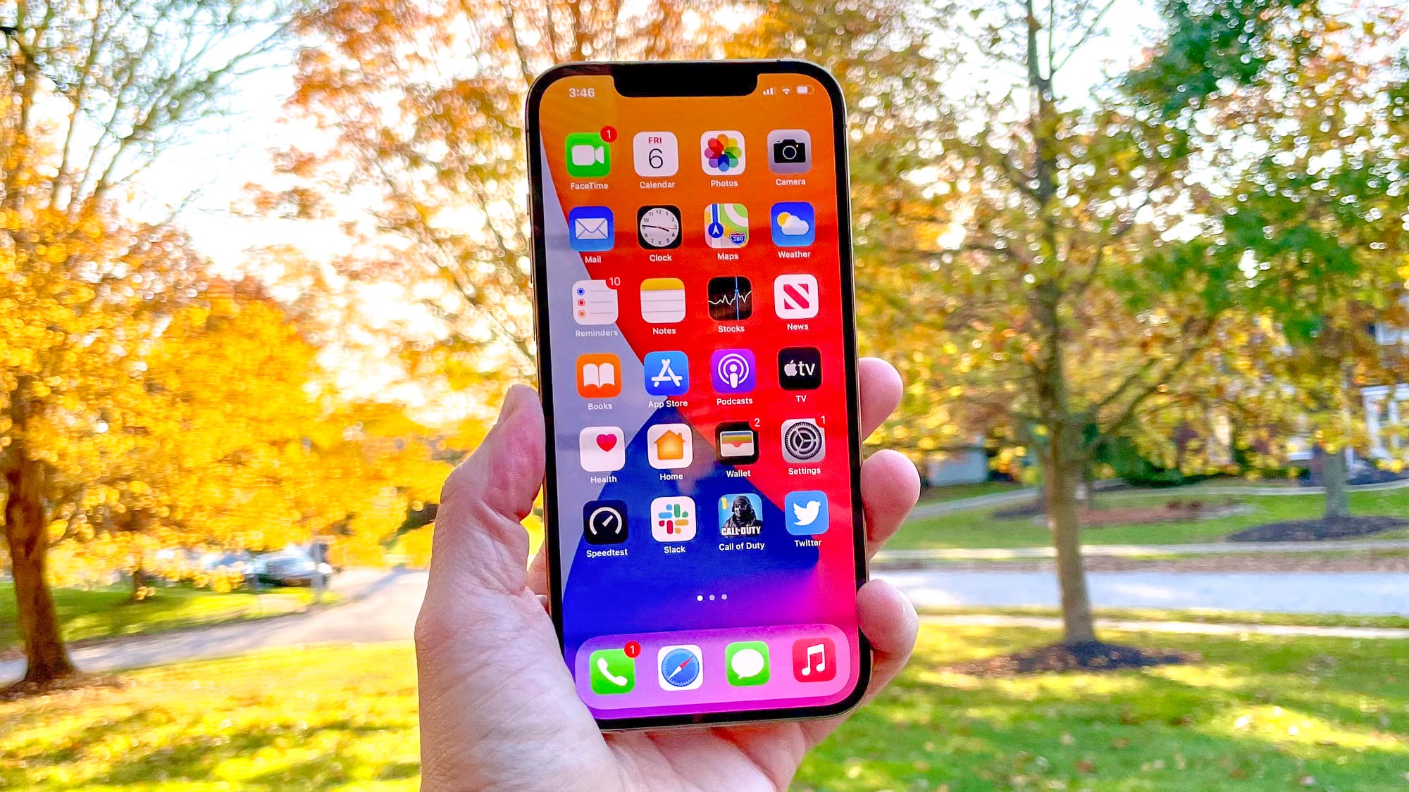 مراجعة iPhone 12 Pro Max، تمثل مقالًا حول كيفية تفريغ ذاكرة الوصول العشوائي (RAM) في iPhone