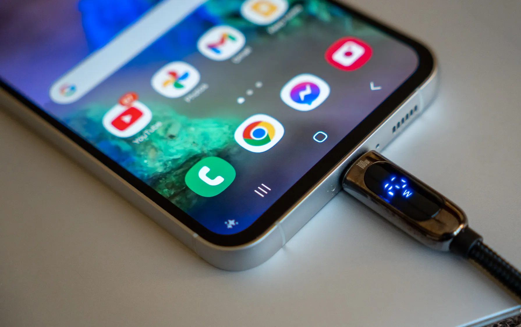 شاحن موصول بهاتف ذكي يعرض نسبة الشحن