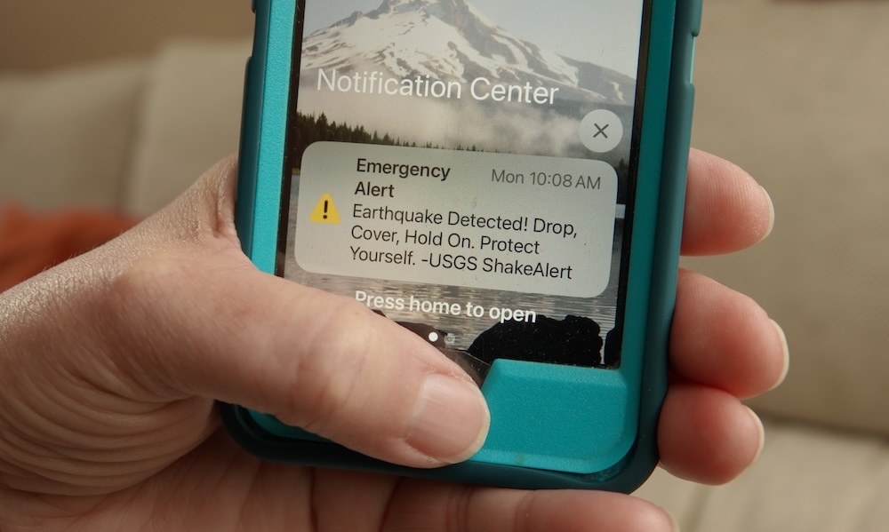 صورة مقربة لشخص يحمل هاتفًا يعرض تنبيهًا طارئًا بوقوع زلزال صورة مقربة لشخص يحمل هاتفًا يعرض تنبيهًا طارئًا بوقوع زلزال