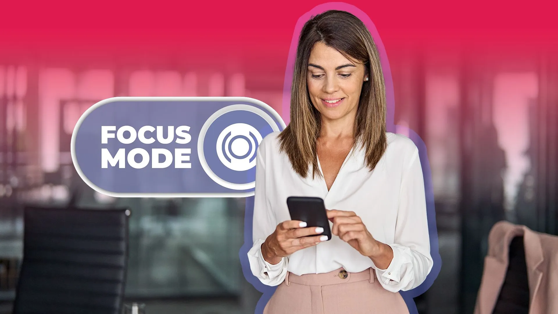 امرأة تستخدم هاتفًا ذكيًا في مكتب، مع أيقونة كبيرة لمفتاح تبديل 'وضع التركيز' بجانبها