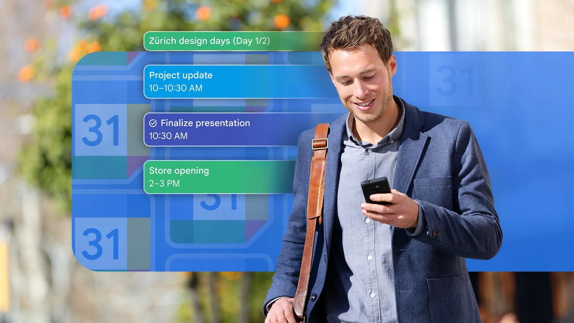 رجل يبتسم بينما ينظر إلى هاتفه في الخارج، مع تراكب لجدول Google Calendar ملون يعرض بعض الأحداث.