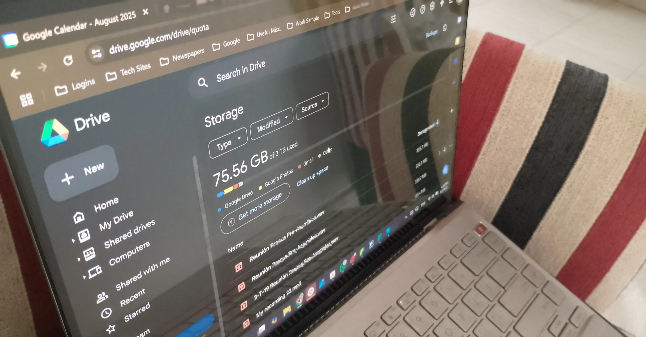 صورة لصفحة Google Drive الرئيسية معروضة على شاشة حاسوب محمول موضوع على كرسي