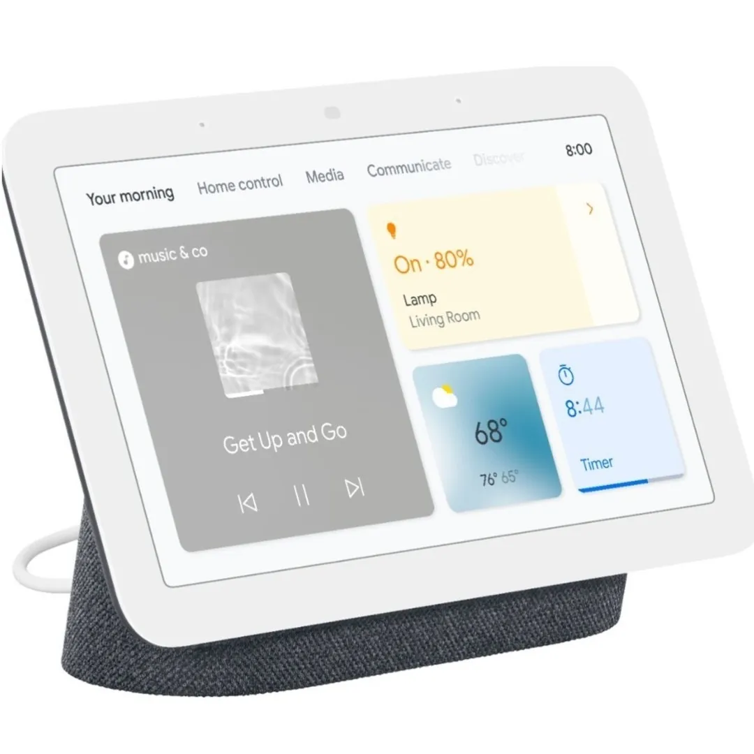 الجيل الثاني من Google Nest Hub على خلفية بيضاء بزاوية