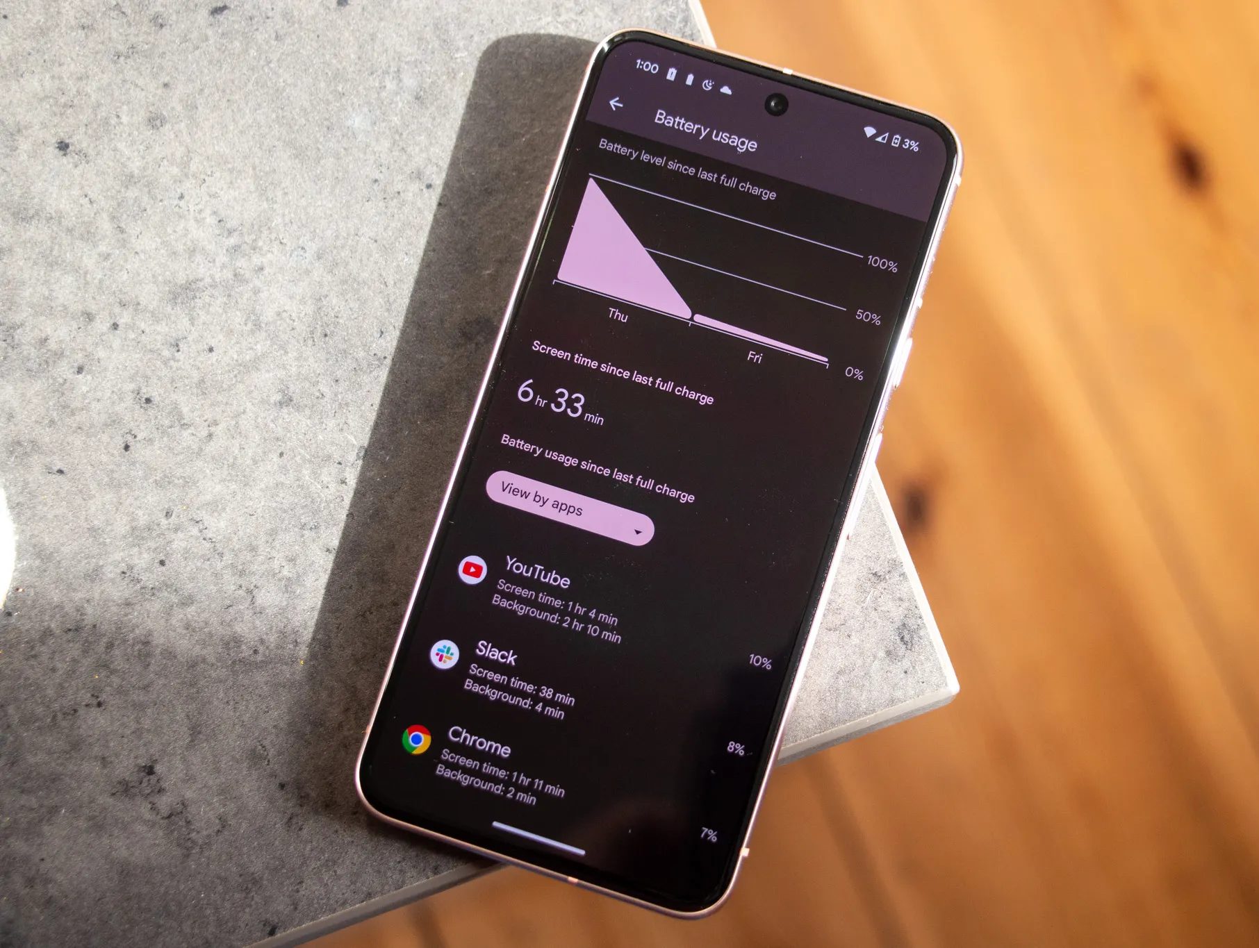هاتف Pixel 8 يعرض تطبيق البطارية، موضوعًا على حافة طاولة رمادية