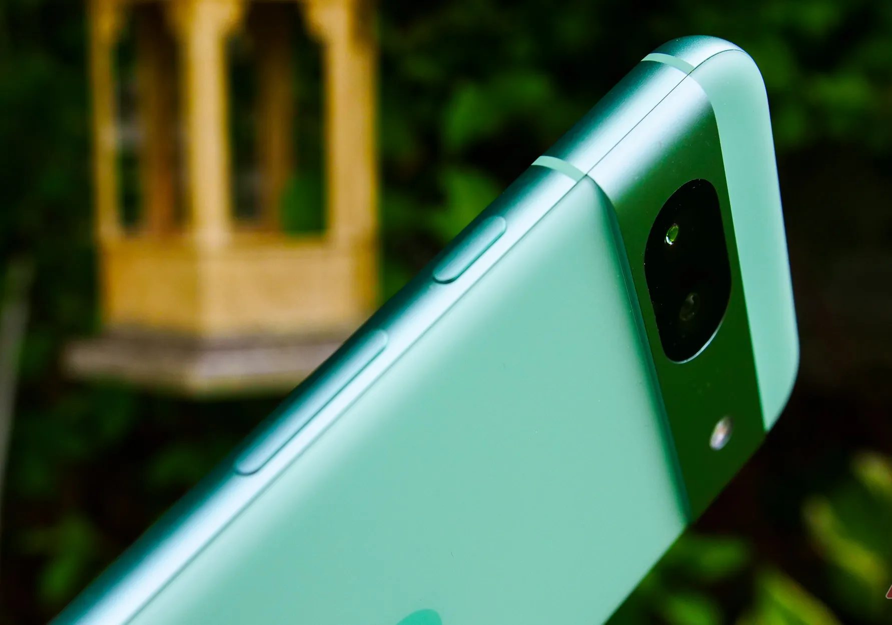 هاتف Pixel 8a ممسوك بزاوية في الخارج حيث يمكنك رؤية زر الطاقة ومفتاح التحكم في الصوت.