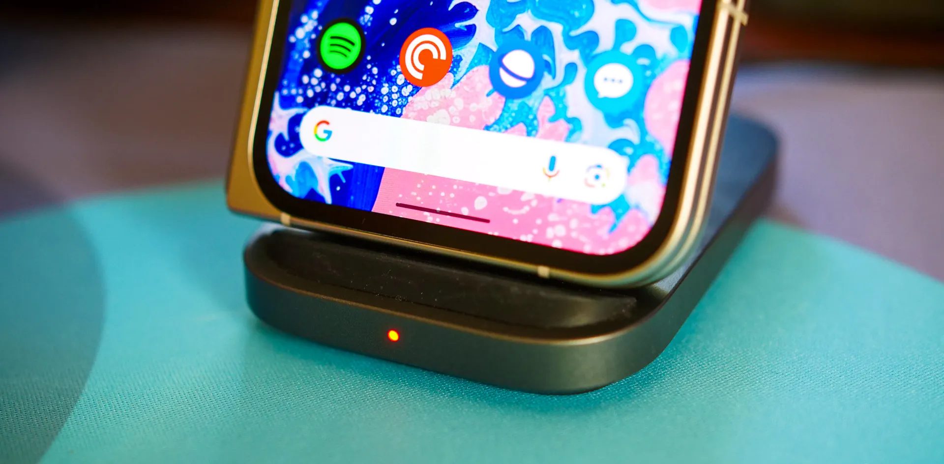 هاتف Pixel 9 Pro Fold موضوع على قاعدة شحن لاسلكي.