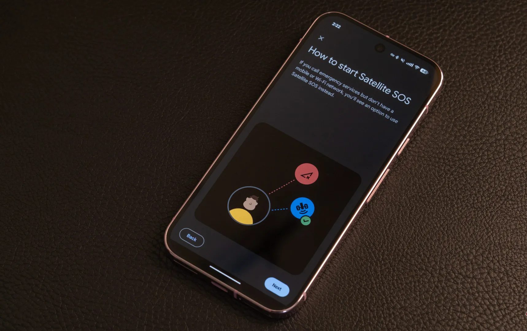 صورة لهاتف Pixel 9 Pro يعرض واجهة بعنوان 'كيفية بدء خدمة SOS عبر الأقمار الصناعية'