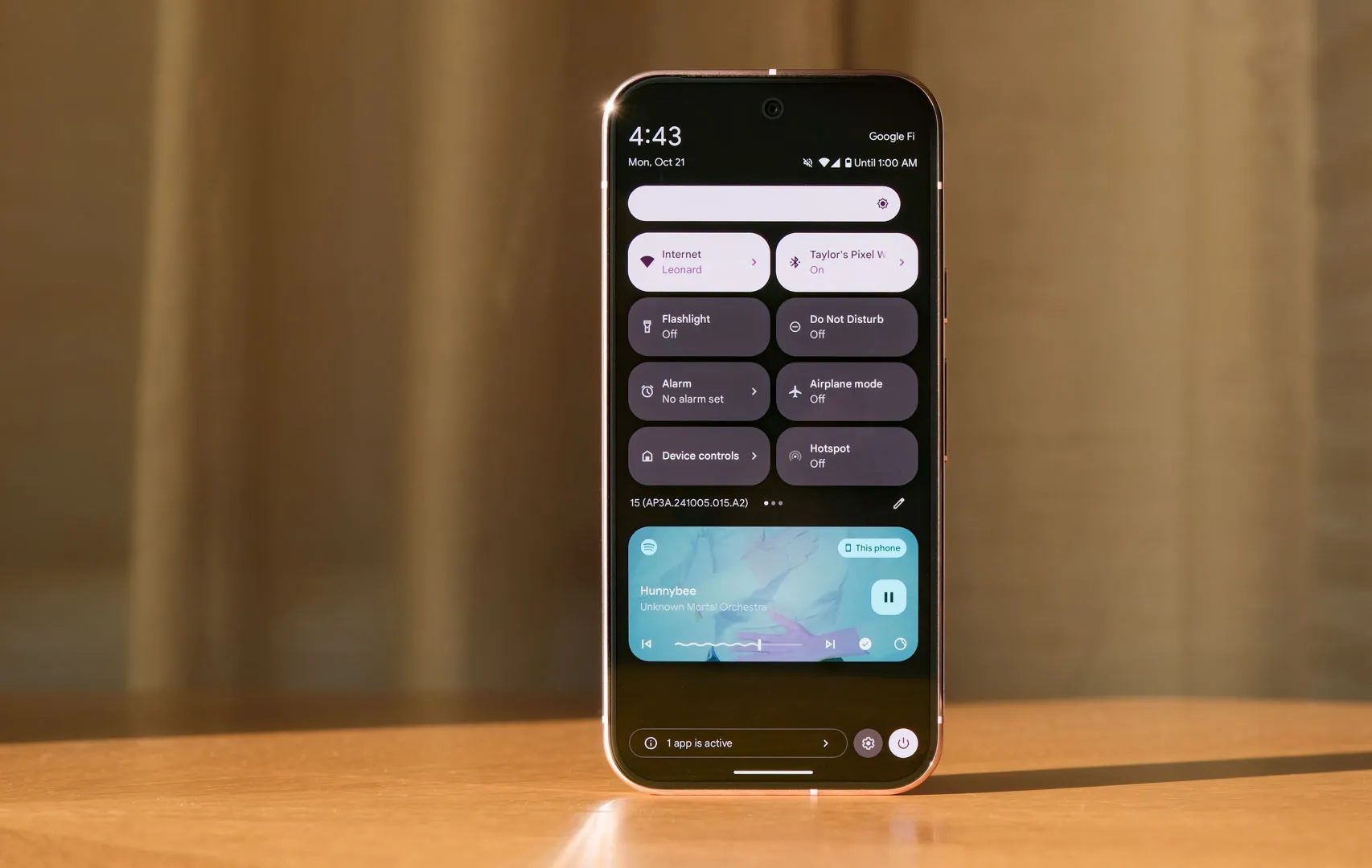 لوحة الإعدادات السريعة في Android 15.