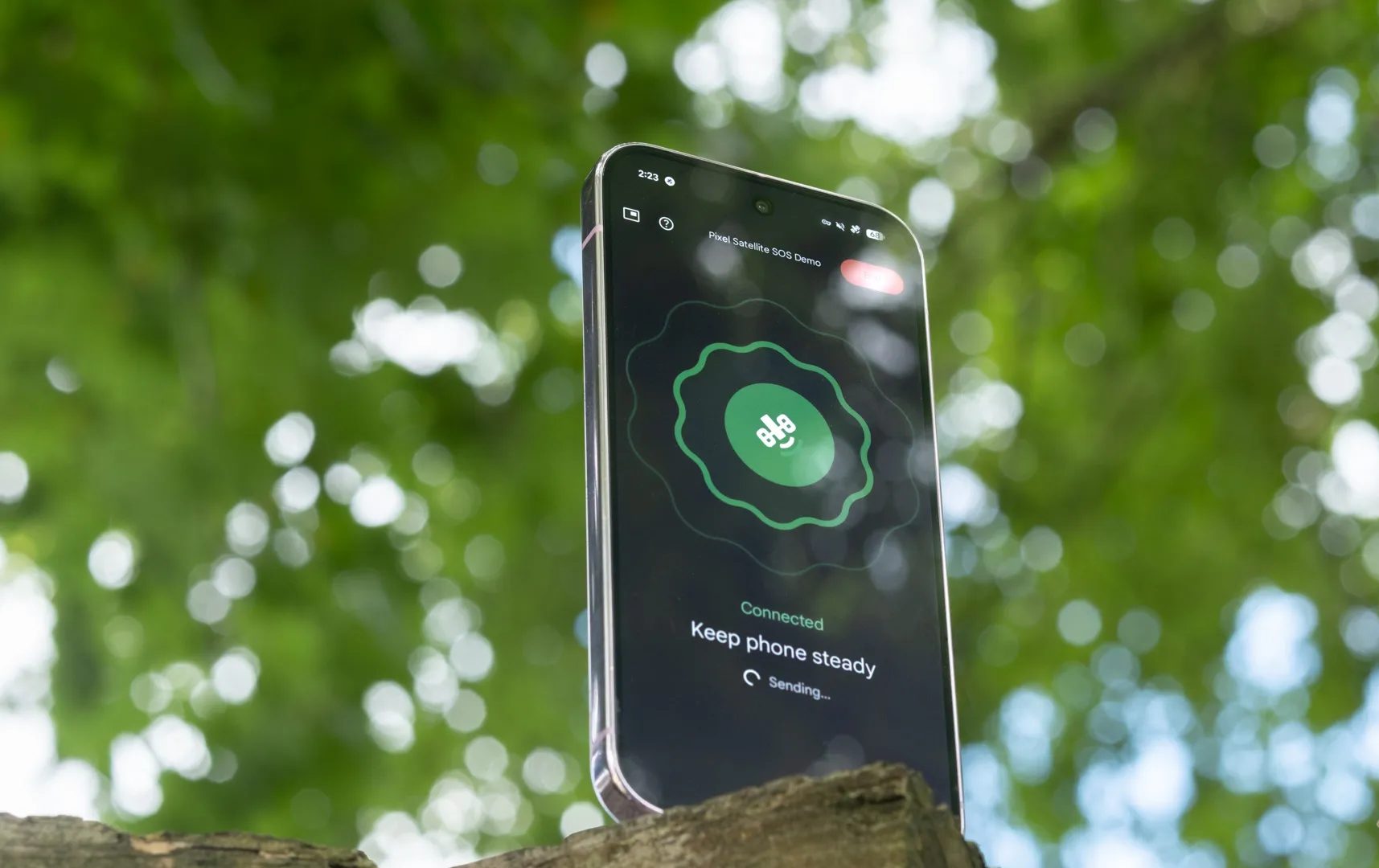 هاتف Google Pixel 9 Pro في بيئة خارجية، يعرض عرضًا توضيحيًا لـ Satellite SOS