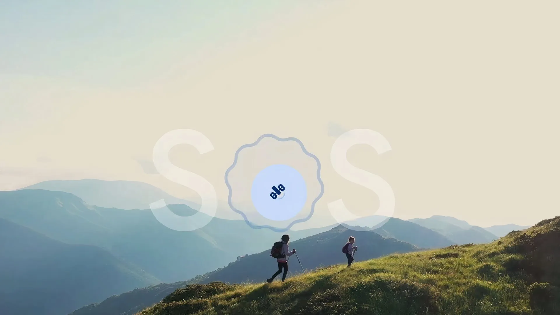 صورة توضيحية لشعار خدمة الطوارئ عبر الأقمار الصناعية (Google Pixel Satellite SOS) مع أشخاص يتنزهون في الجبال.