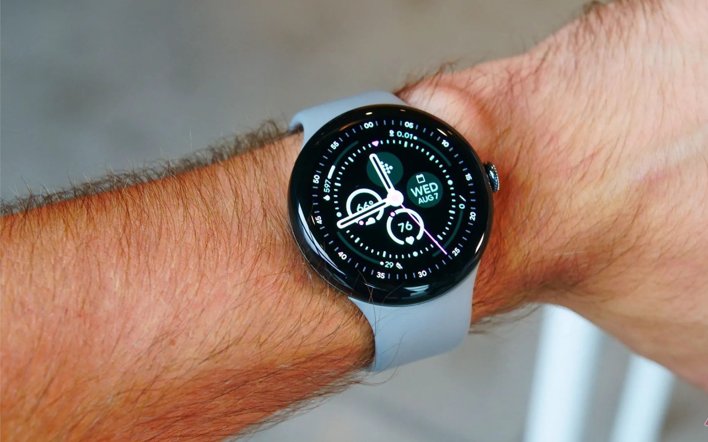 نموذج ساعة Google Pixel Watch 3 مقاس 45 مم على معصم