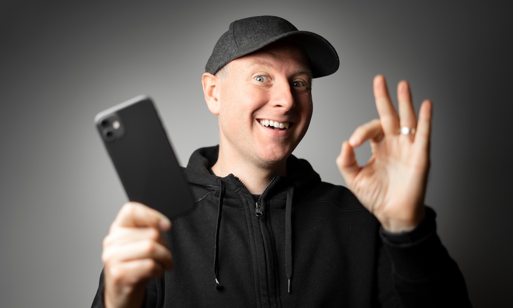 رجل سعيد بالرسالة على الهاتف أو الهاتف نفسه