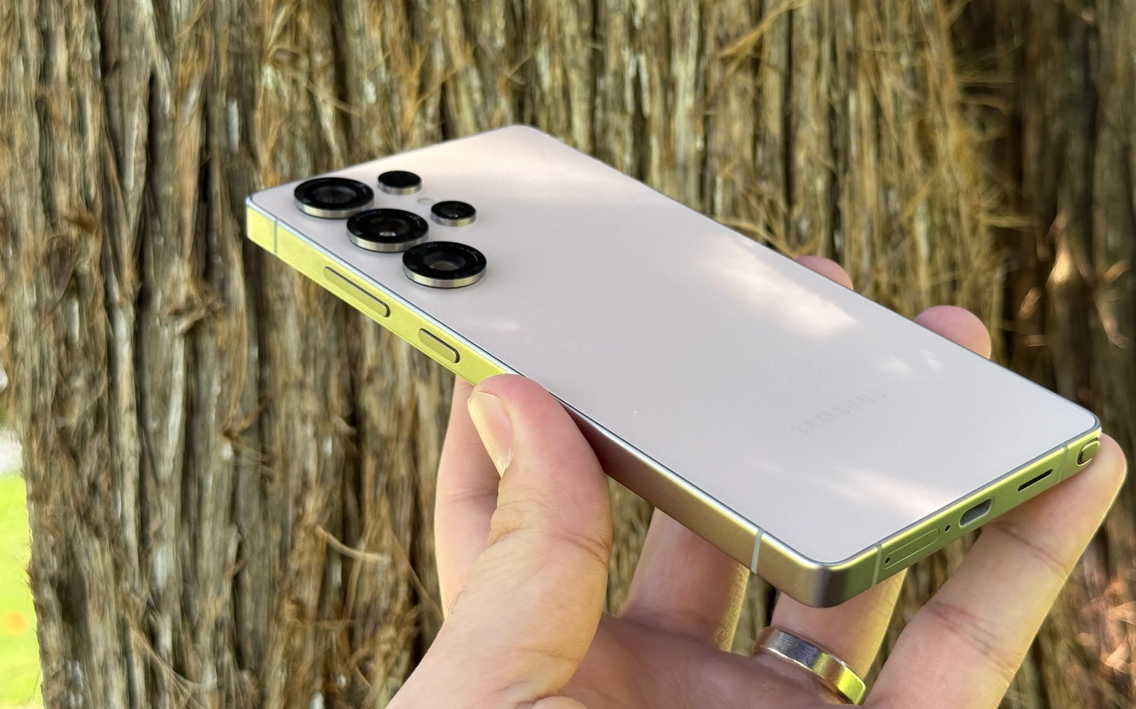 إطار تيتانيوم لهاتف Samsung Galaxy S25 Ultra معروض في الخارج