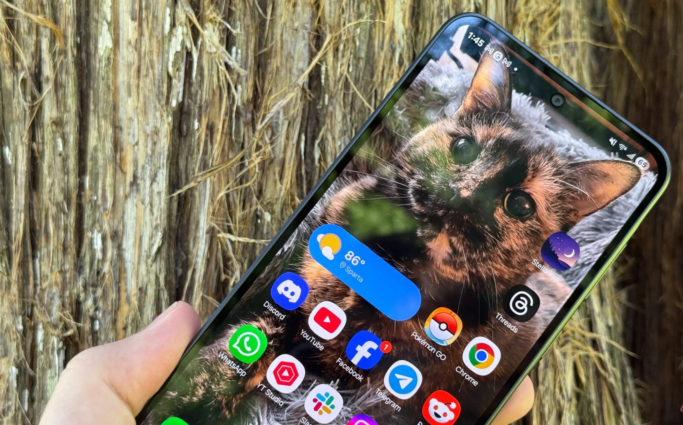 شاشة Samsung Galaxy A36 تعرض الشاشة الرئيسية