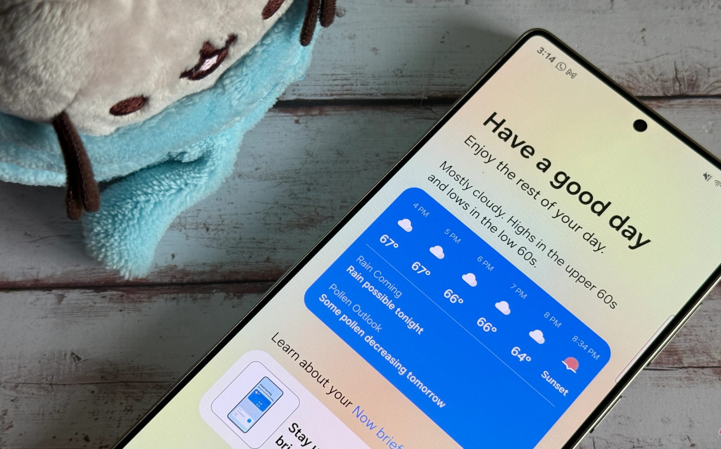 Samsung Now Brief showing a weather report next to Pusheen