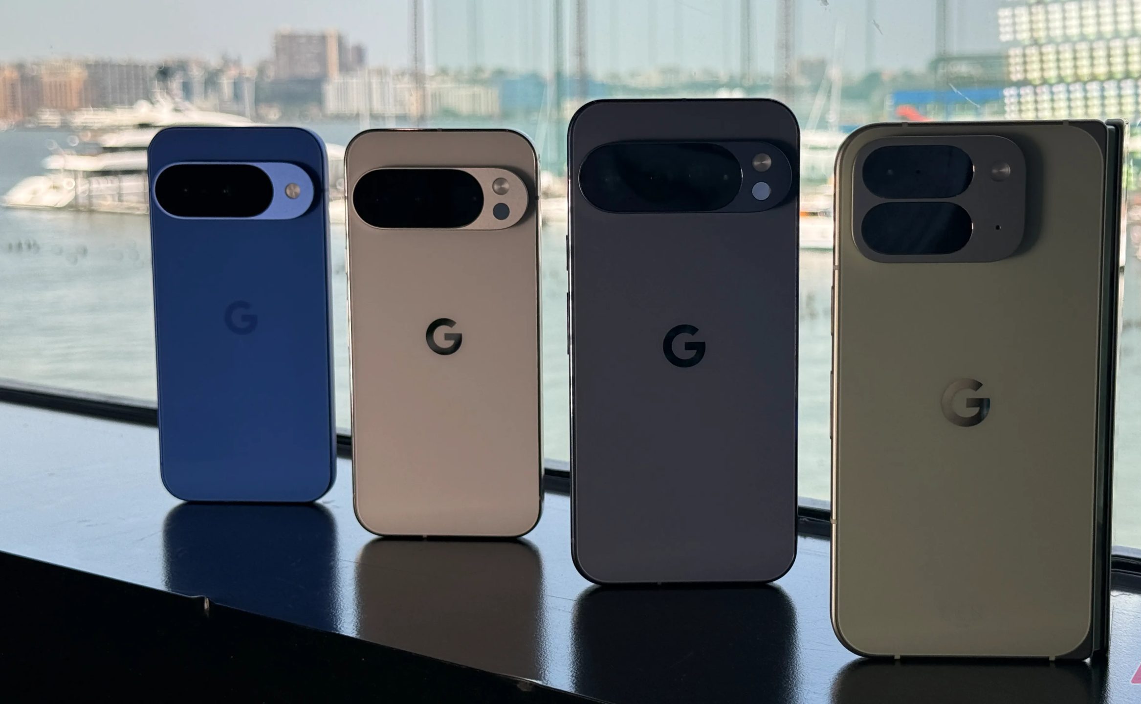 تشكيلة هواتف Google Pixel 10 بخلفية نهر هدسون