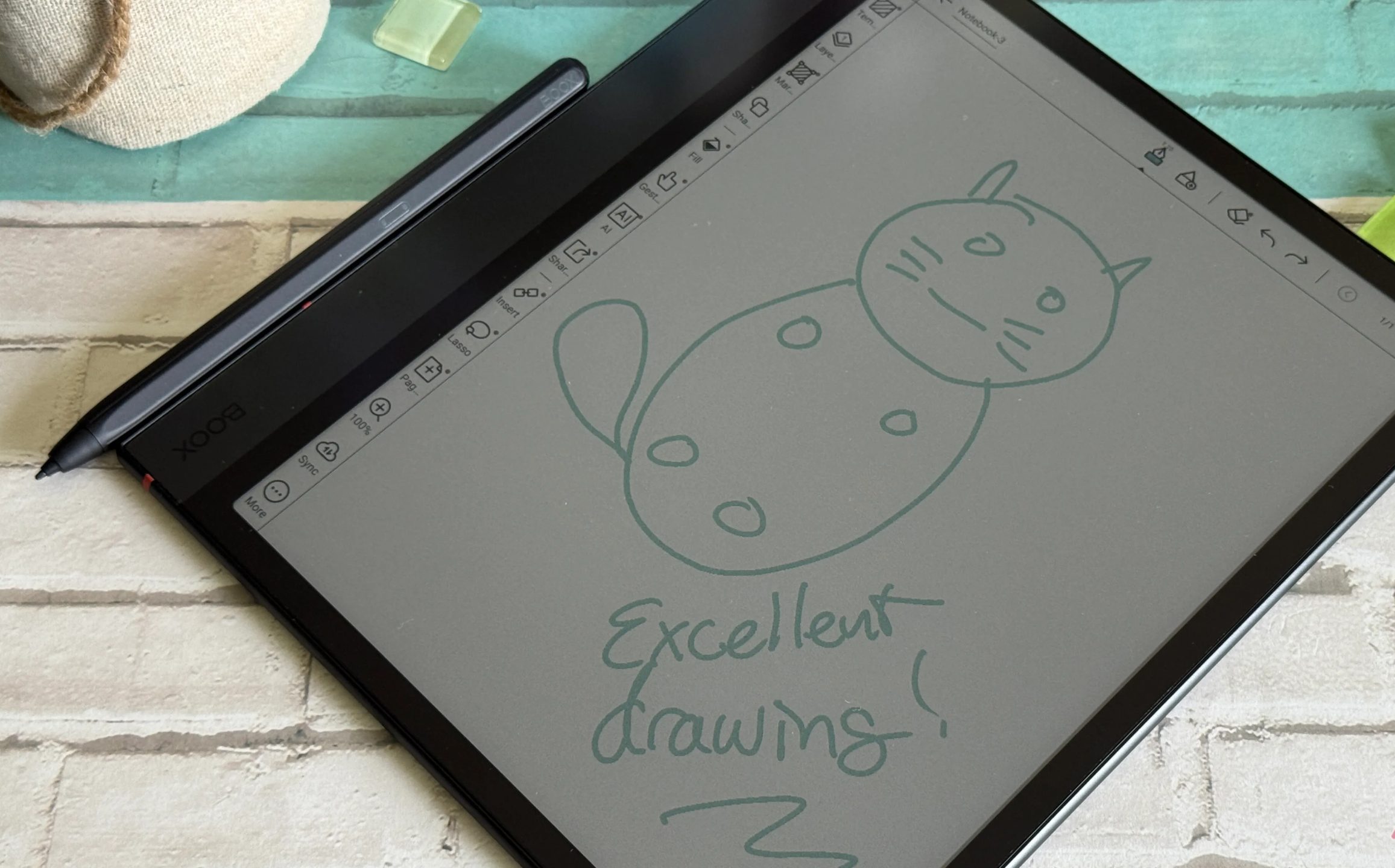 رسمة لقطة تستخدم جهاز Boox Note Air4 C لتدوين الملاحظات