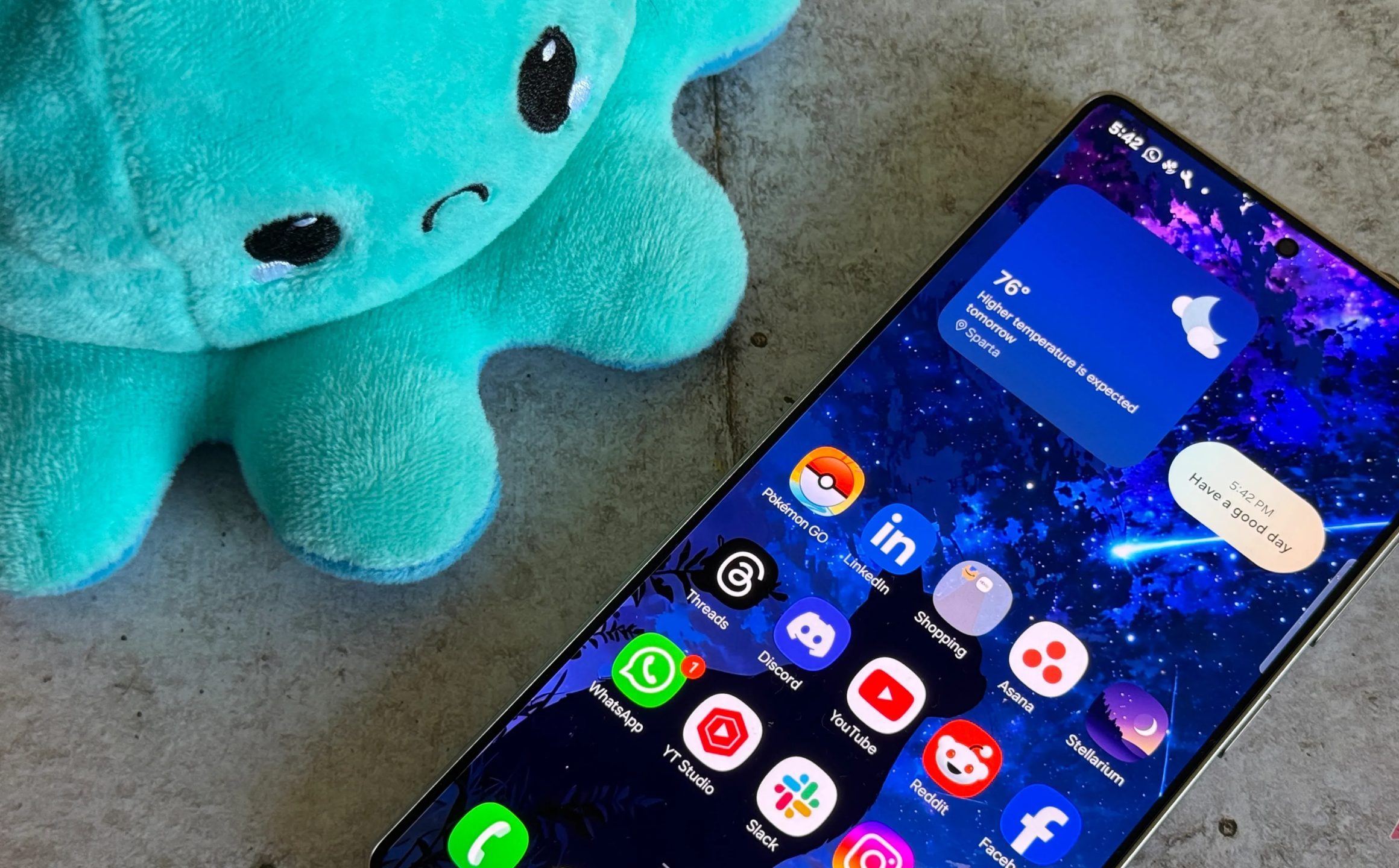 Samsung Galaxy S25 Ultra يعرض خلفية قطة بجانب Pusheen