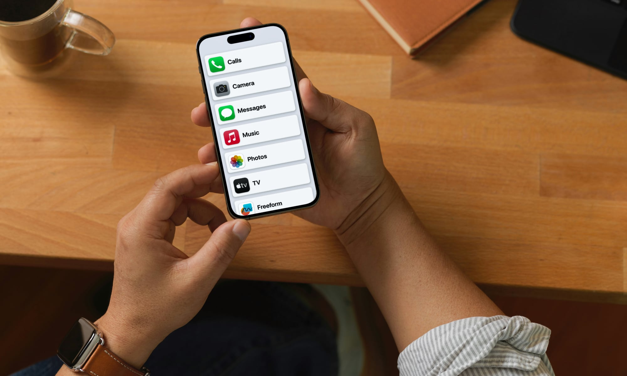 شخص يحمل iPhone مع شاشة الوصول المساعد