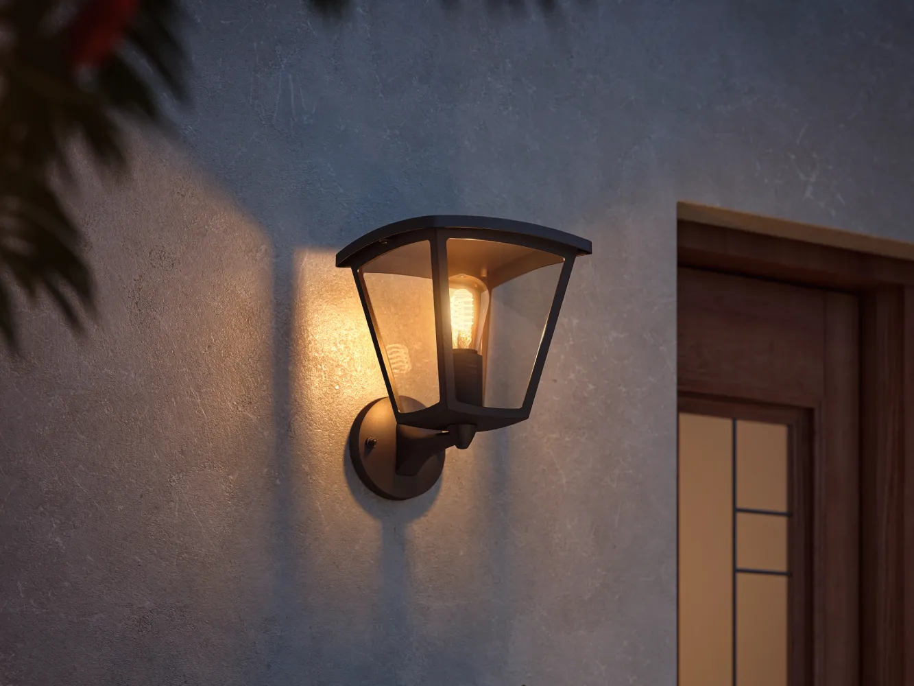 مصباح Phillip Hue Inara الذكي مثبت خارج الباب الأمامي للمنزل