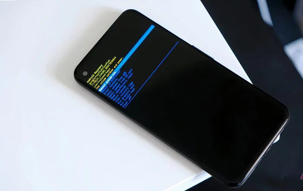 هاتف في وضع الاسترداد Android على سطح طاولة أبيض.