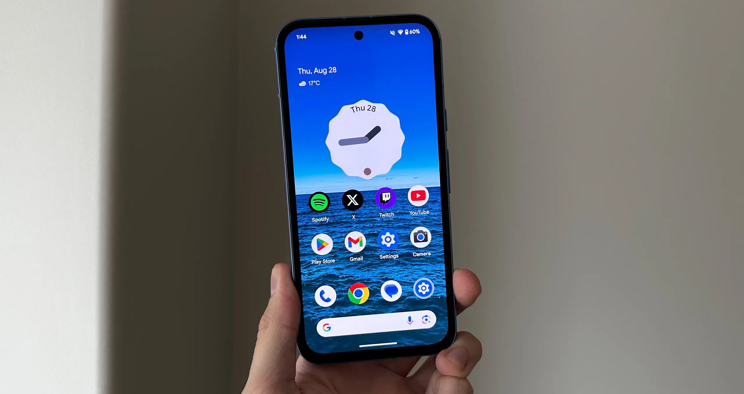 Google Pixel 8a في اليد.