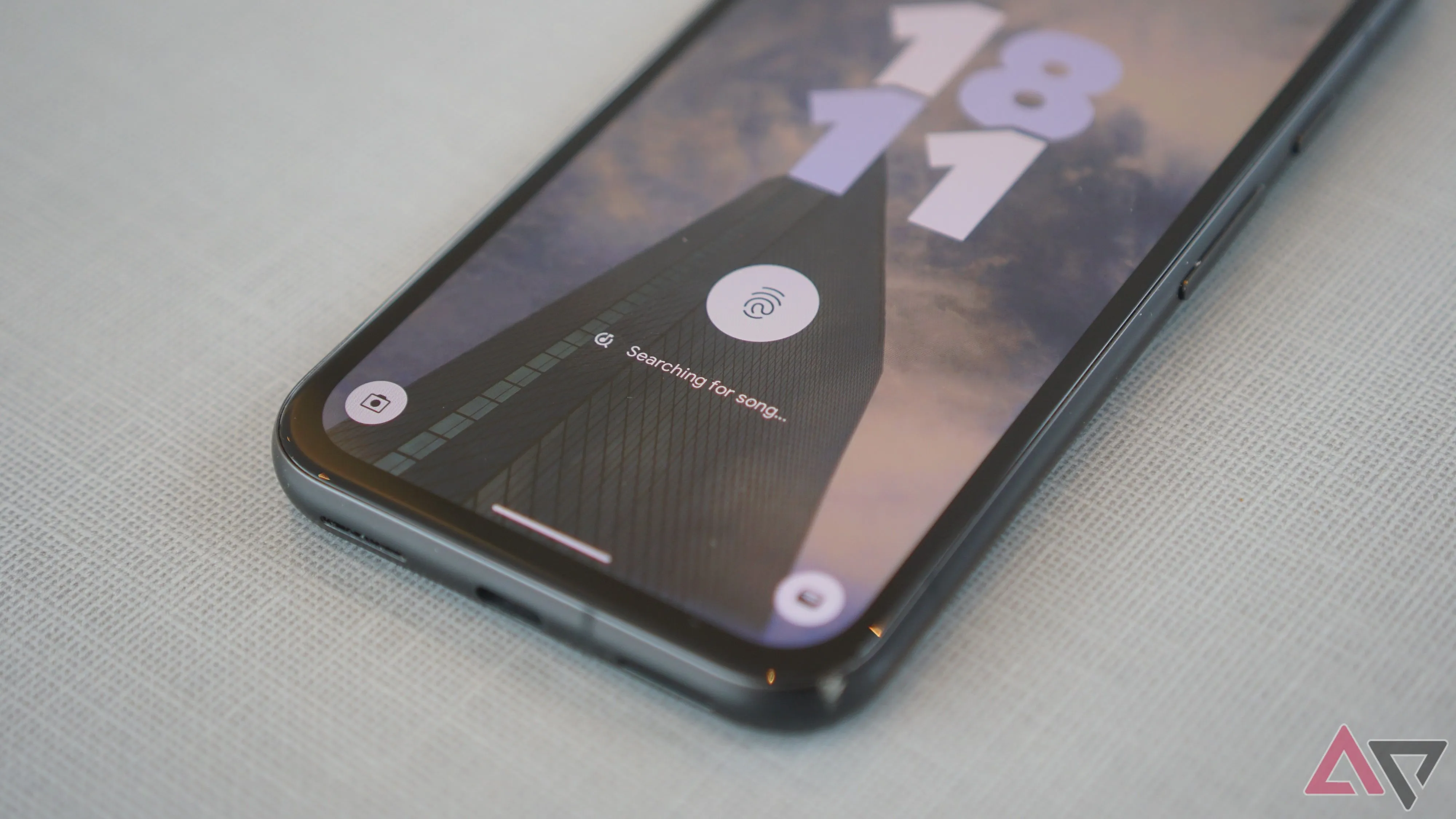 جهاز Pixel على طاولة مع ميزة Now Playing تبحث عن أغنية.