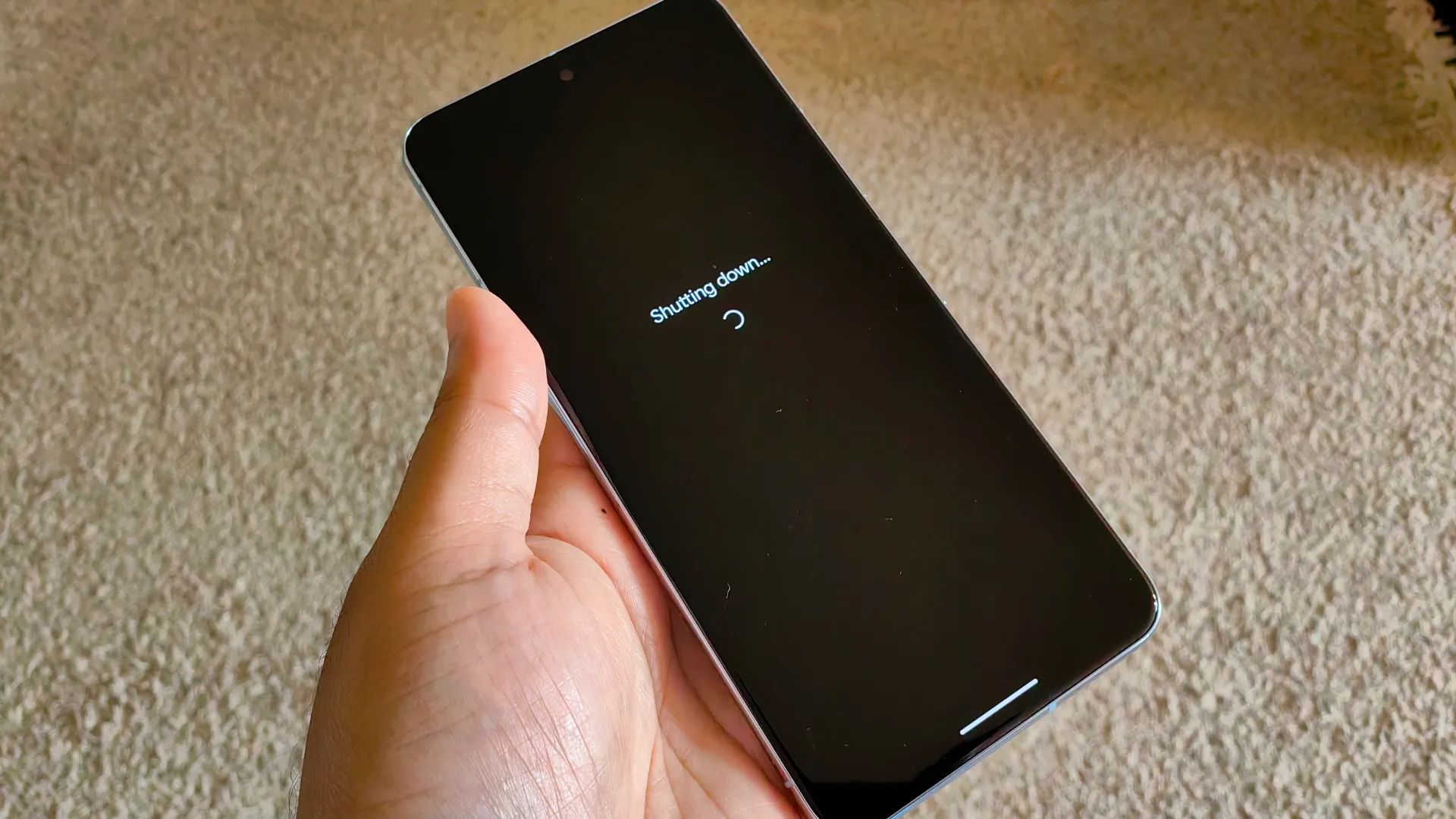 هاتف Pixel 8 Pro في اليد أثناء إيقاف التشغيل